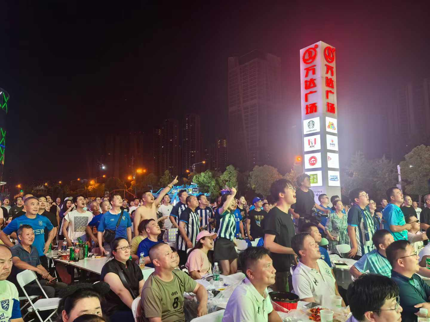 激动人心的比赛将球迷们聚集一堂 激动人心的比赛将球迷们聚集一堂