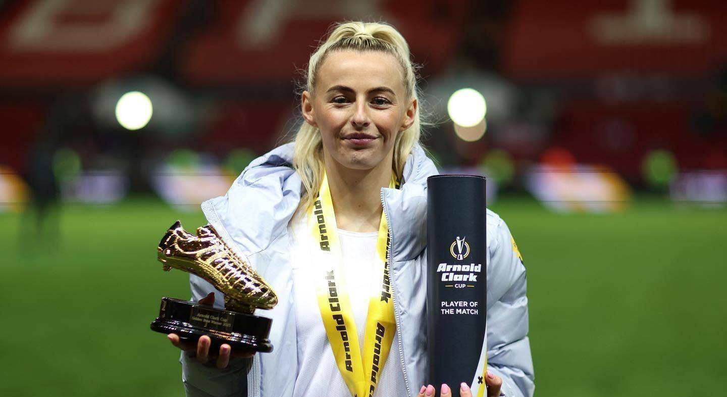 包含英格兰女足队员展现出色技巧，获得冠军的词条