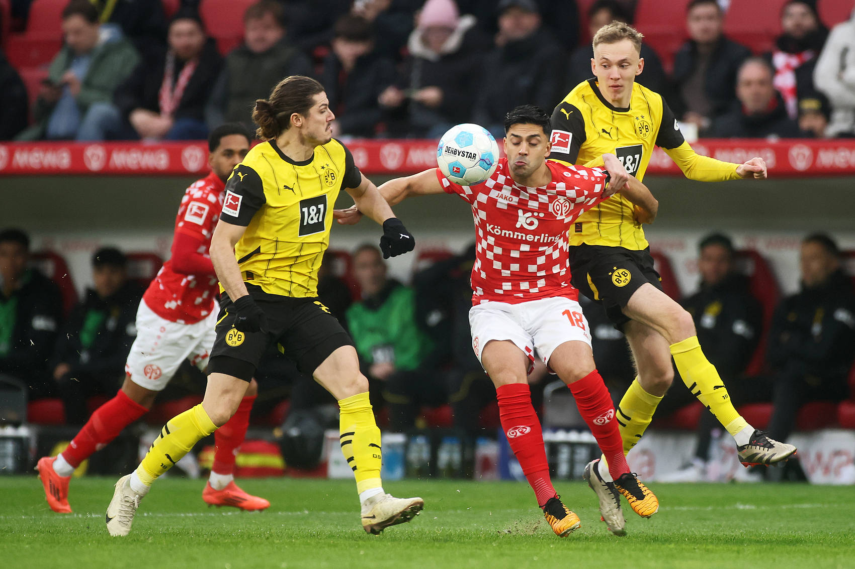 开云下载-包含美因茨遭逢尴尬失利，降级区重围的词条