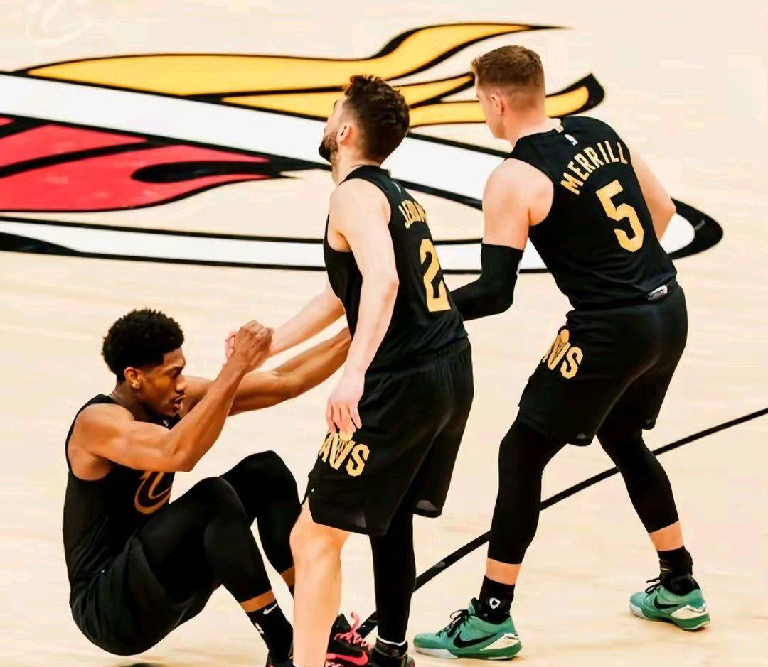 热火主场大胜骑士，骑士遭遇惨败