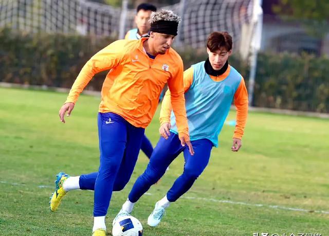 包含亚眠俱乐部签下新援，为球队增添实力的词条