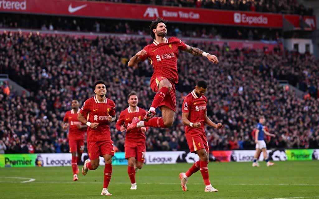 利物浦客场大胜阿斯顿维拉，保持领先