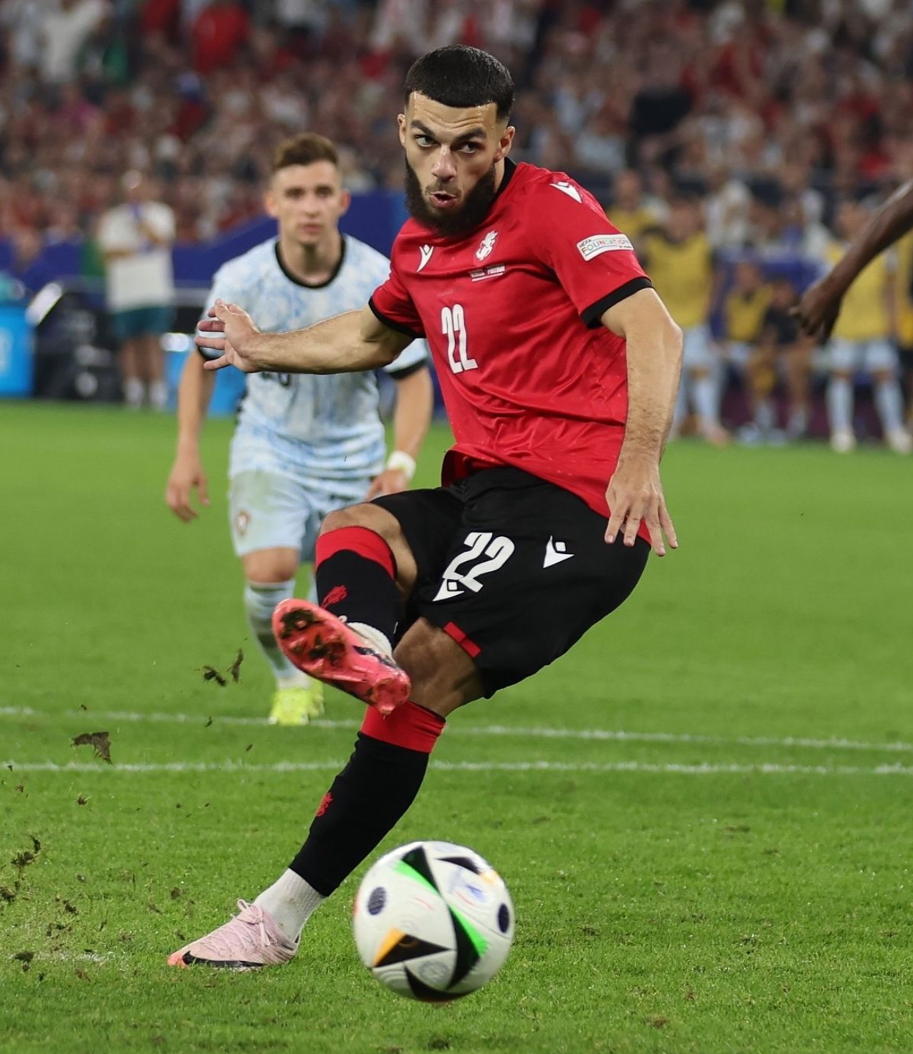 包含法国田径队表现出色，刷新世界纪录的词条