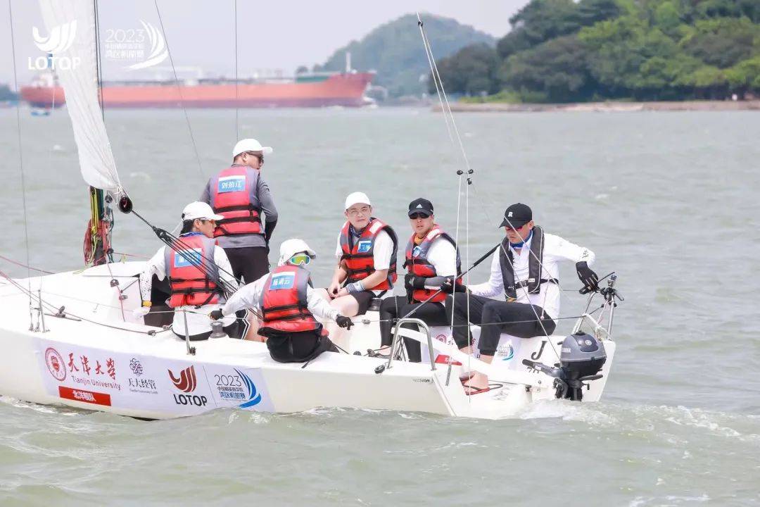 帆船比赛队伍配合默契争先夺冠 帆船比赛队伍配合默契争先夺冠