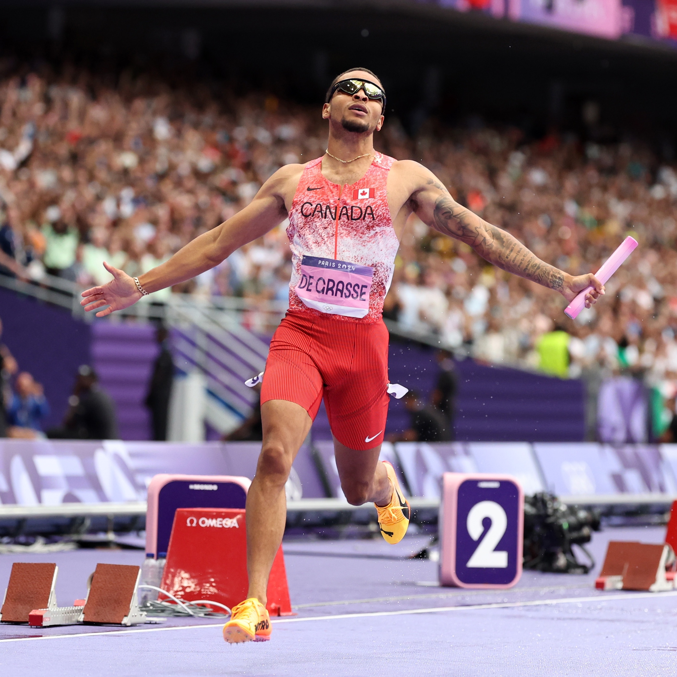 南非选手冲刺成功，夺得男子游泳接力比赛金牌