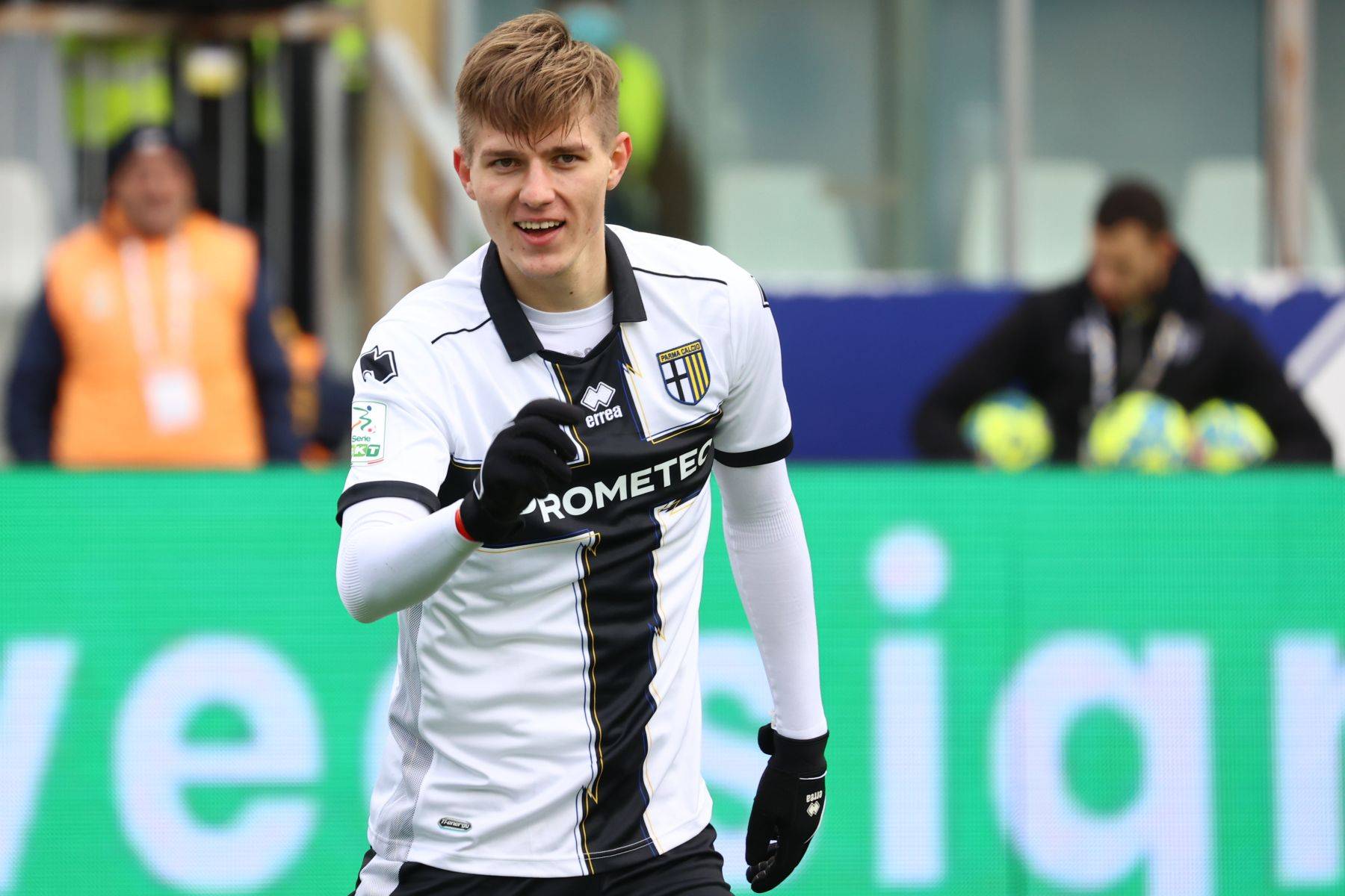 包含帕尔马客场击败对手，取得连胜的词条