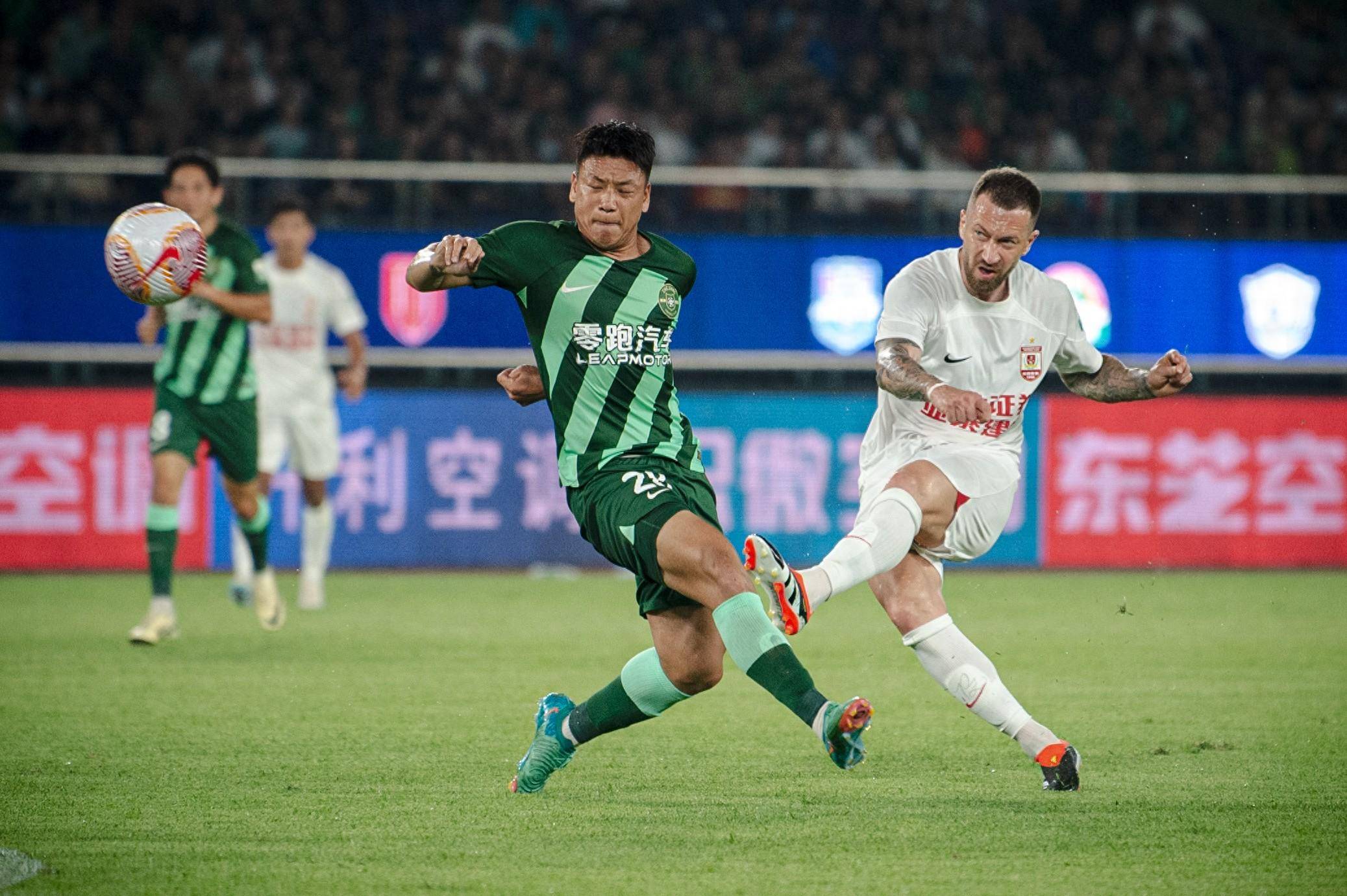 关于浙江男篮主场大胜引发兴奋，球迷疯狂欢呼的信息