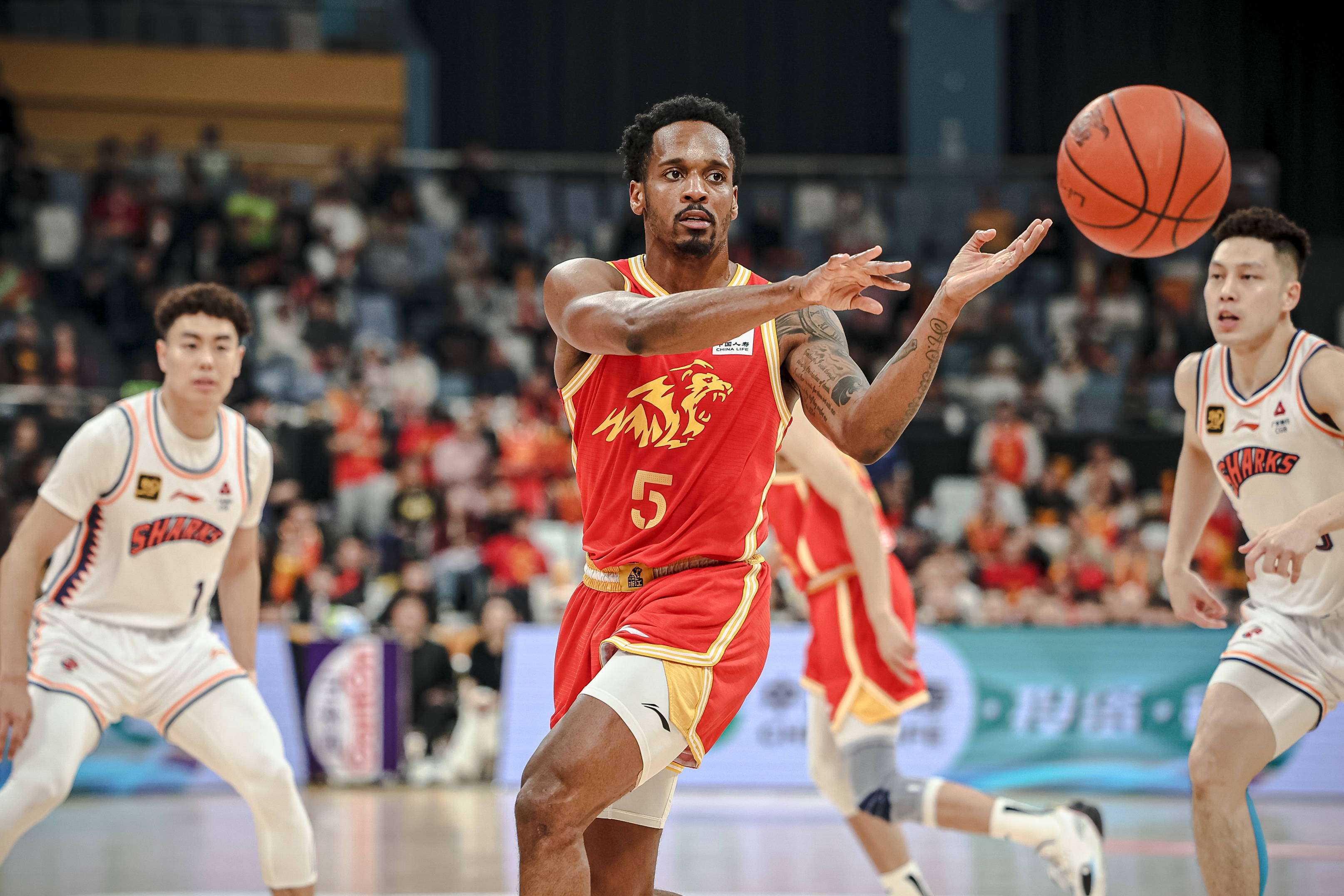 澳洲篮球职业联赛开幕，球员展示技术实力