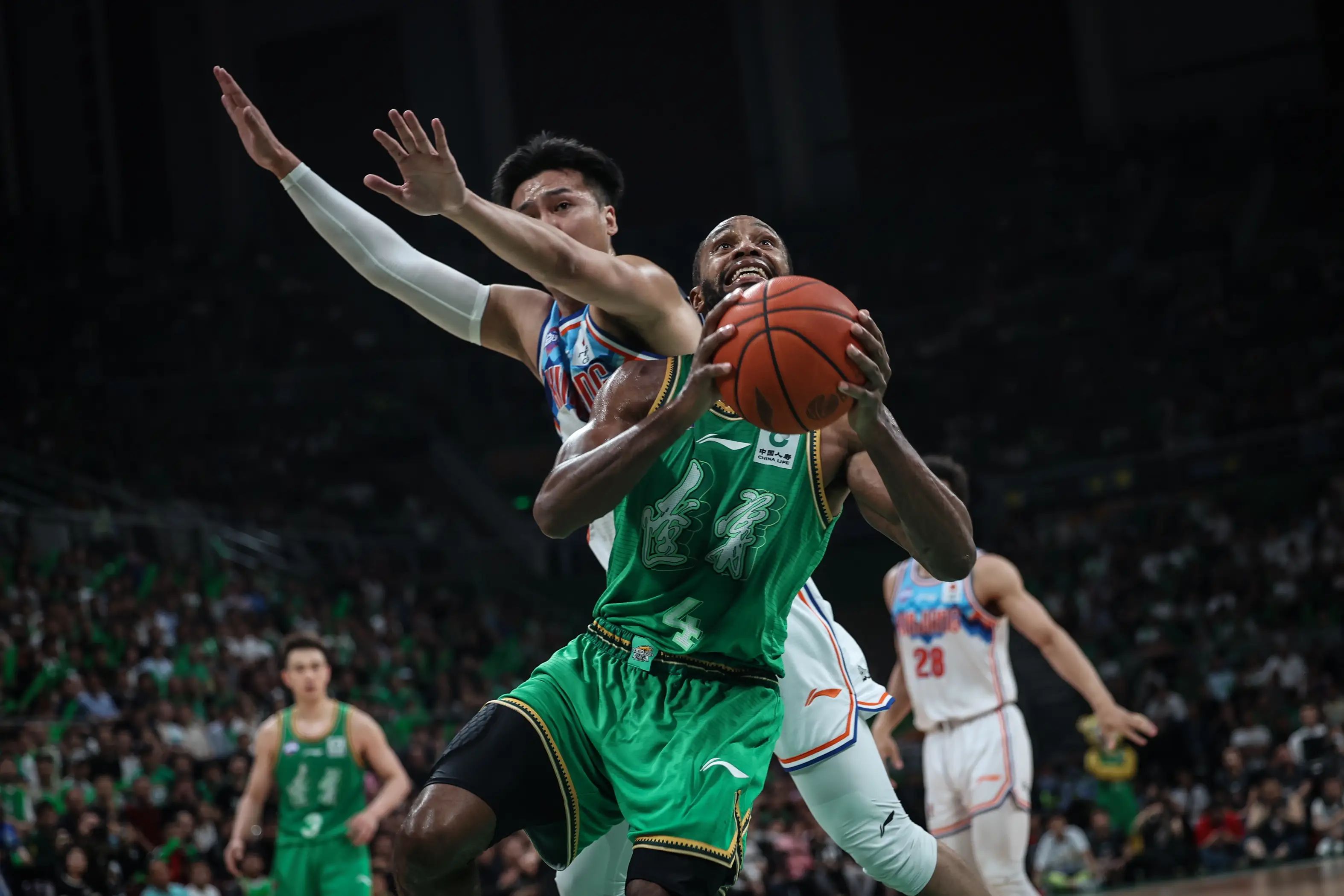 爆发狂潮！运动员们在场上展现出色表现