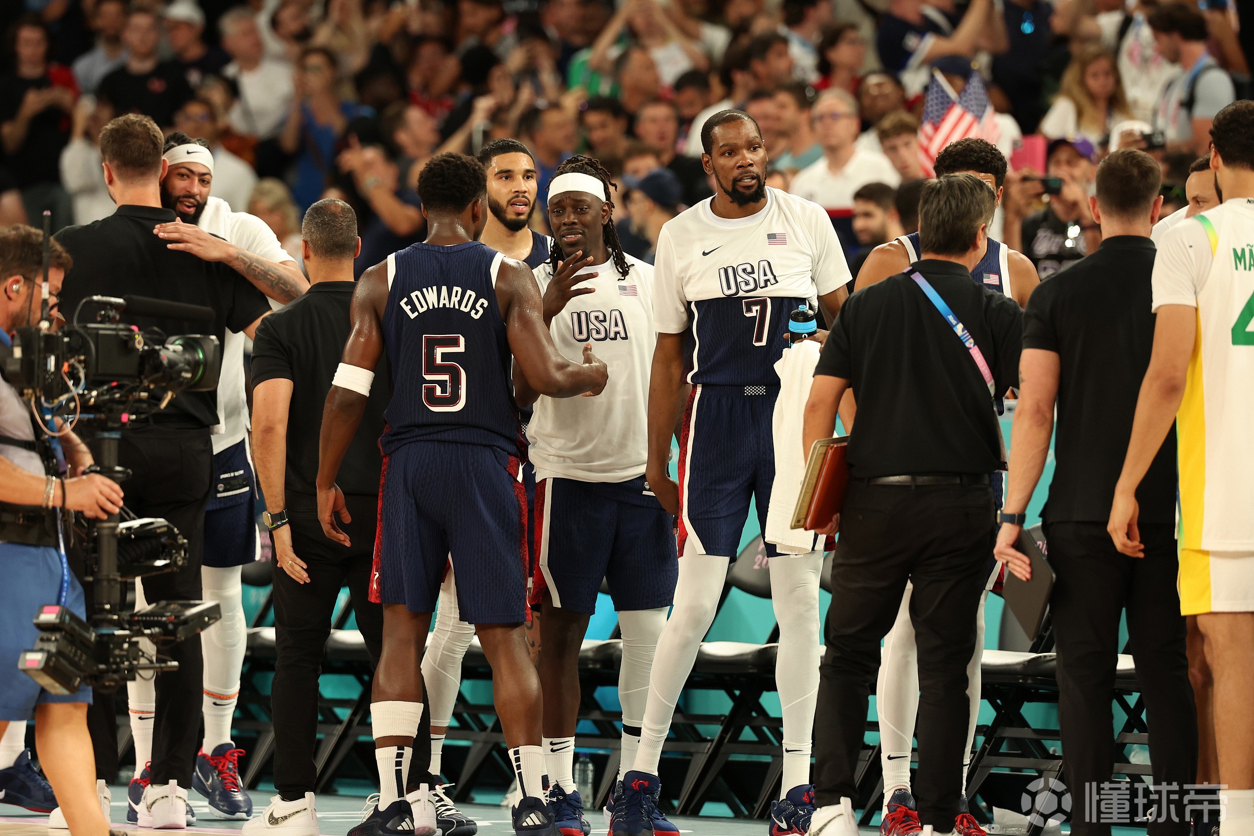 美国队在比赛中表现出了出色的实力,赢得比赛 美国队在比赛中表现出了出色的实力,赢得比赛