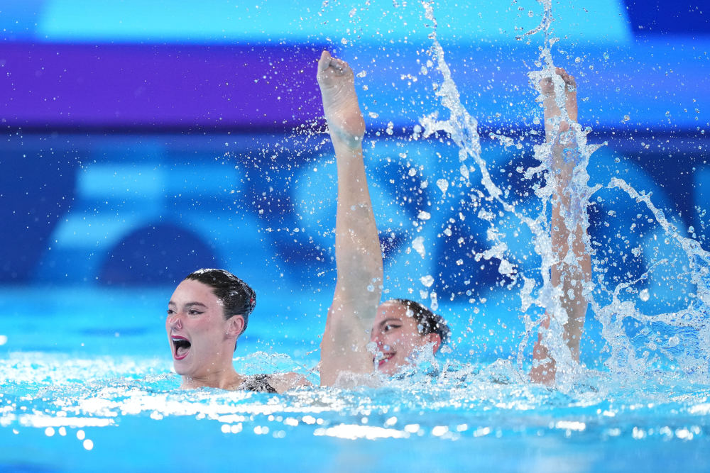 荷兰队在游泳比赛中取得胜利