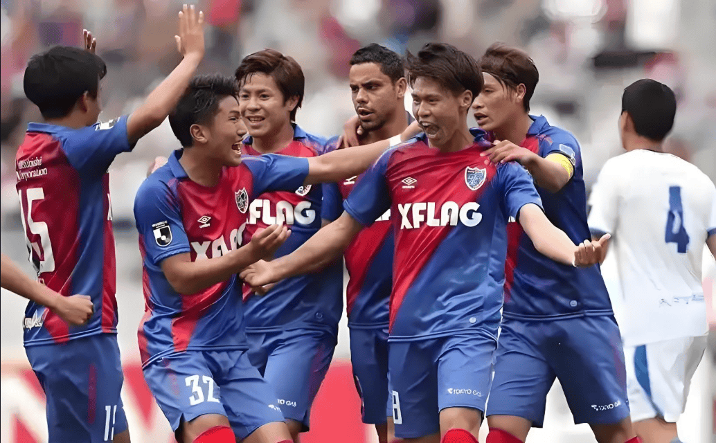 东京FC球员庆祝胜利进球,庆祝球队胜利 东京FC球员庆祝胜利进球,庆祝球队胜利