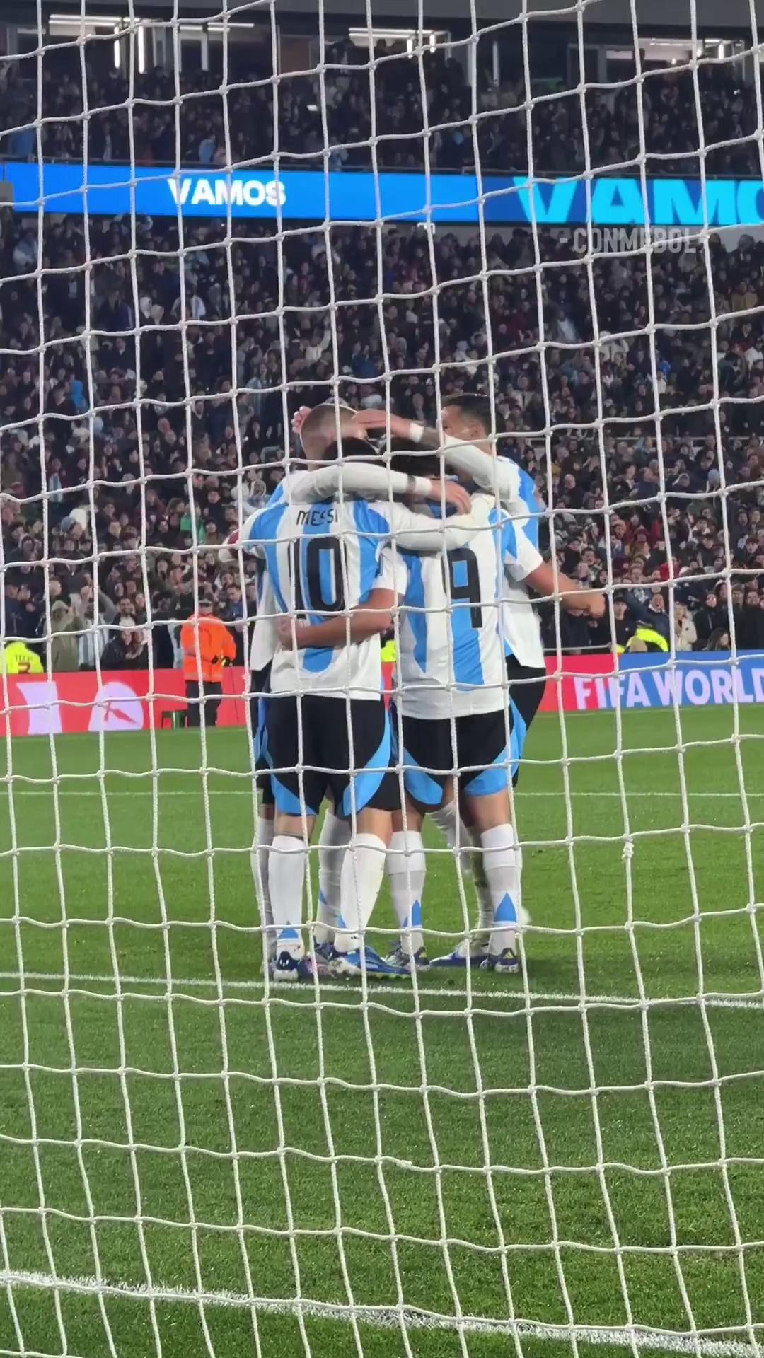 足球明星集结：比赛现场欢呼声连连