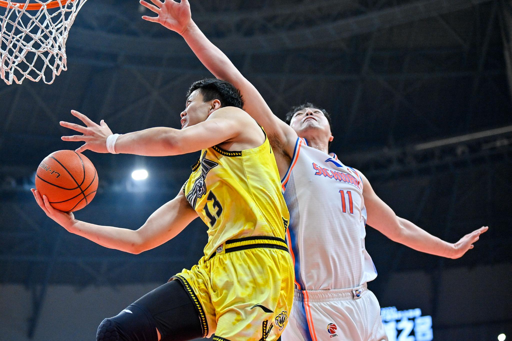 篮球比赛中球员防守技巧获好评