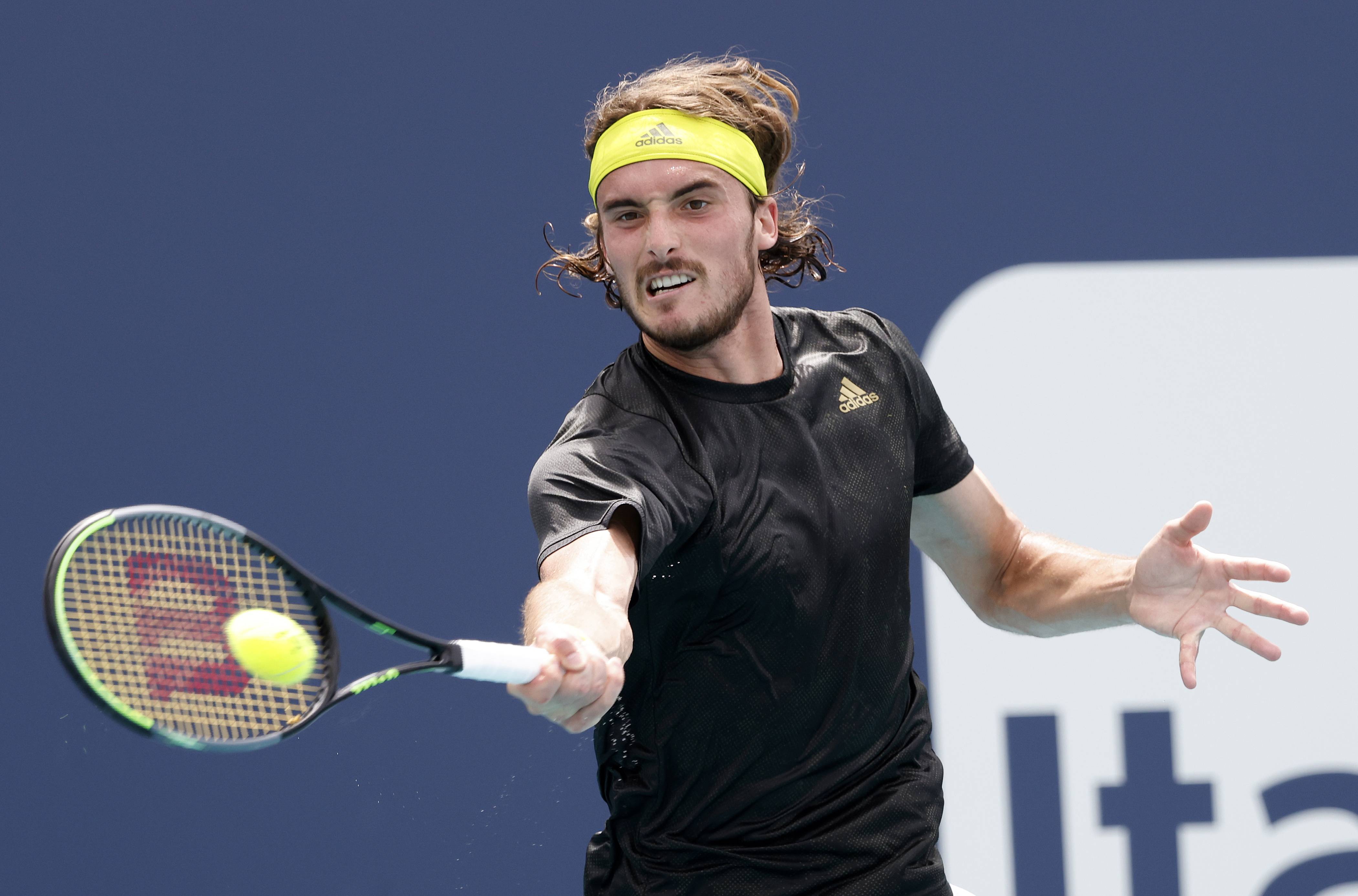 包含澳大利亚网球队绝地反击世界网球队，西西帕斯统治全场的词条