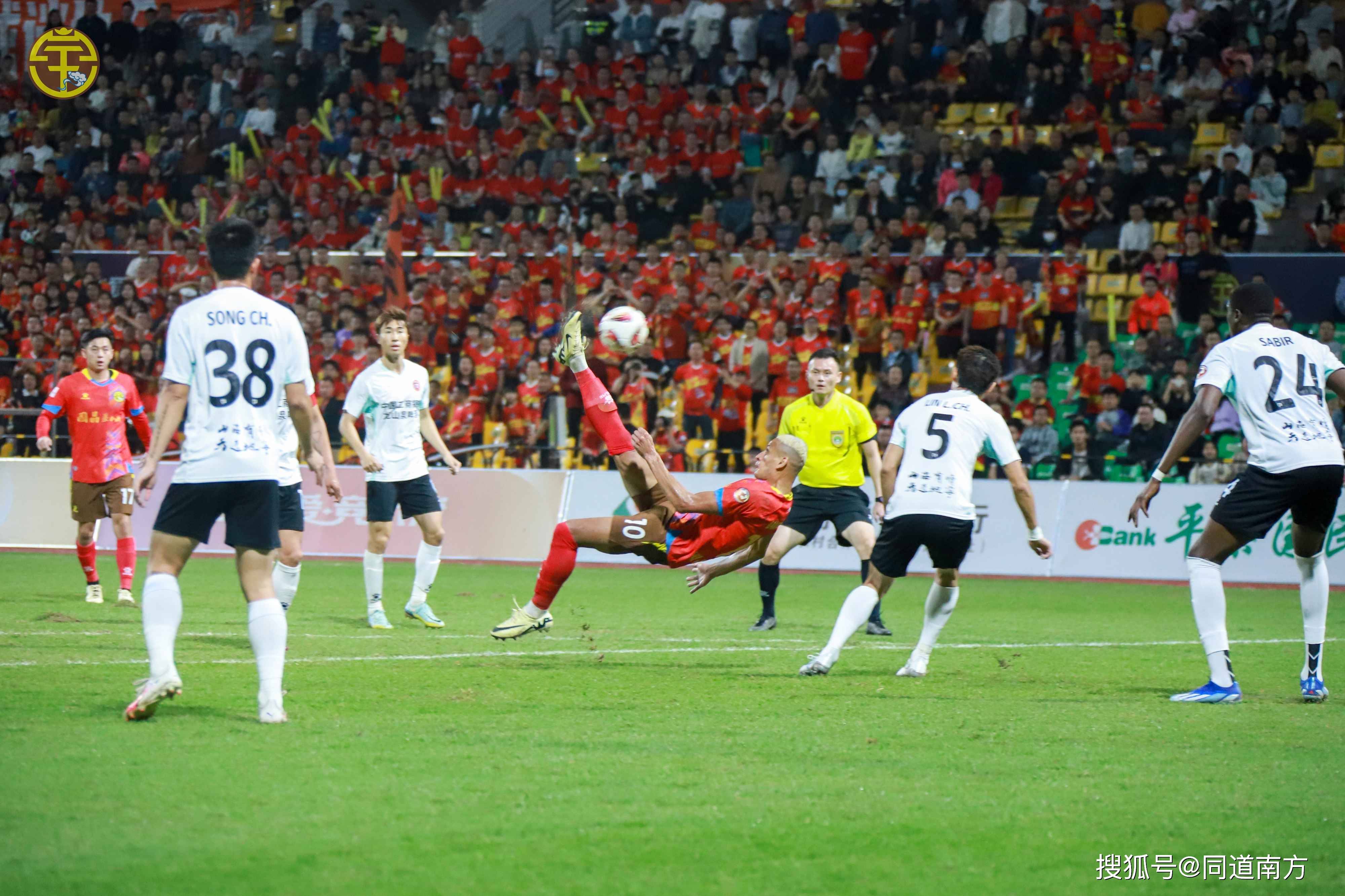 精彩回放！足球赛事吸引众多球迷围观