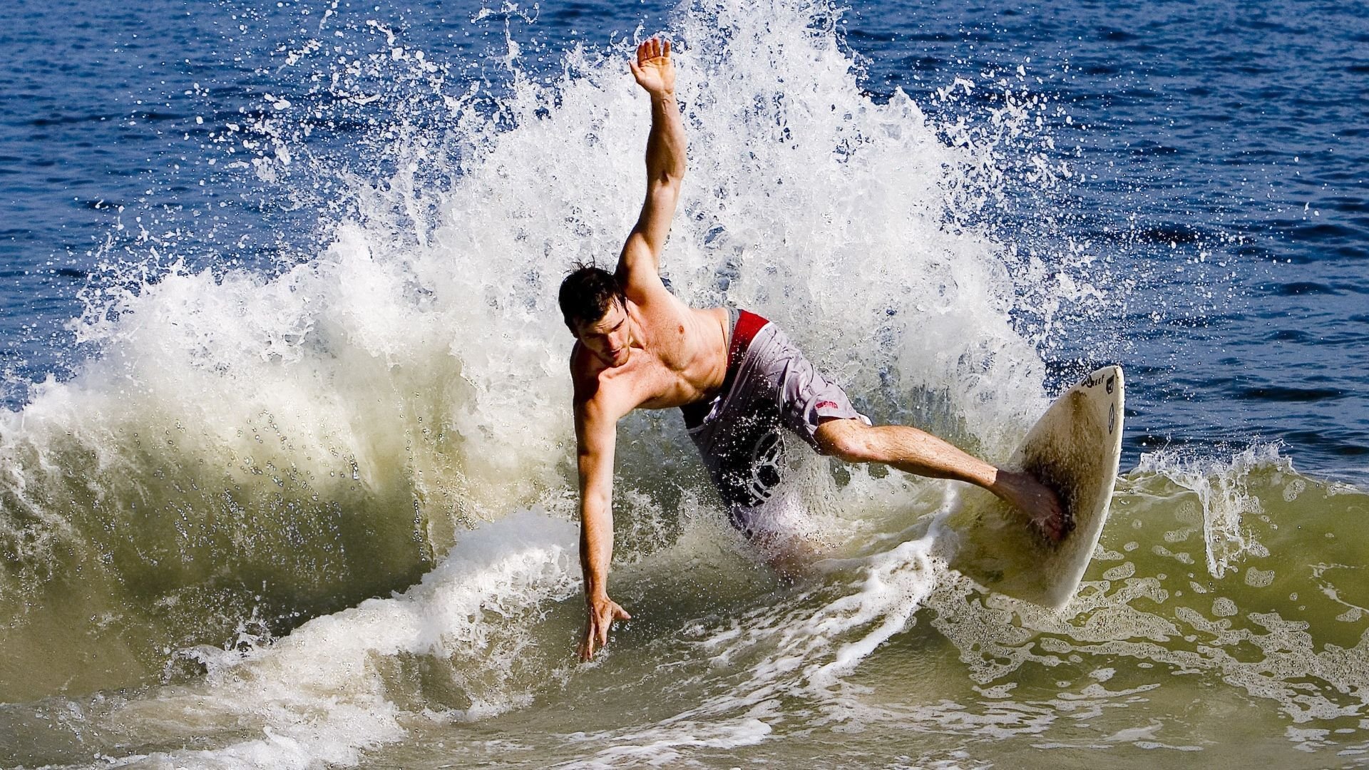 经典与新章的交汇，C罗关键节点连续得分与巴萨团队胜利的足球哲学启示